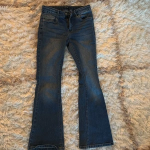 Blå bootcut jeans!! - Snygga blå bootcut jeans från LMTD och med mid waist midja. Super snygga och knappt använda. Skriv om frågor ❤️