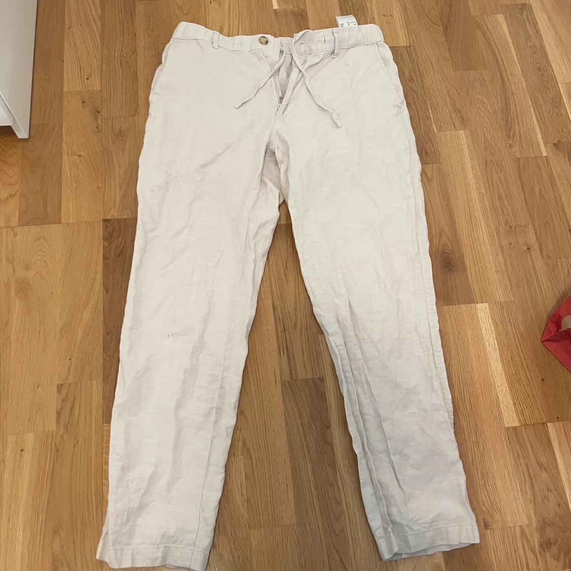 Beige linnebyxor från Uniqlo med dragsko - 1