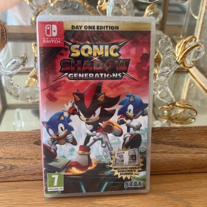 Sonic x Shadow Generations - Upplev ett actionfyllt äventyr med Sonic och Shadow i denna Day One Edition för Nintendo Switch! Perfekt för fans av fartfyllda spel och ikoniska karaktärer. Inkluderar exklusivt innehåll som Robotnik's Journal. Helt o öppnad, med plastet kvar. Pris kan diskuteras.