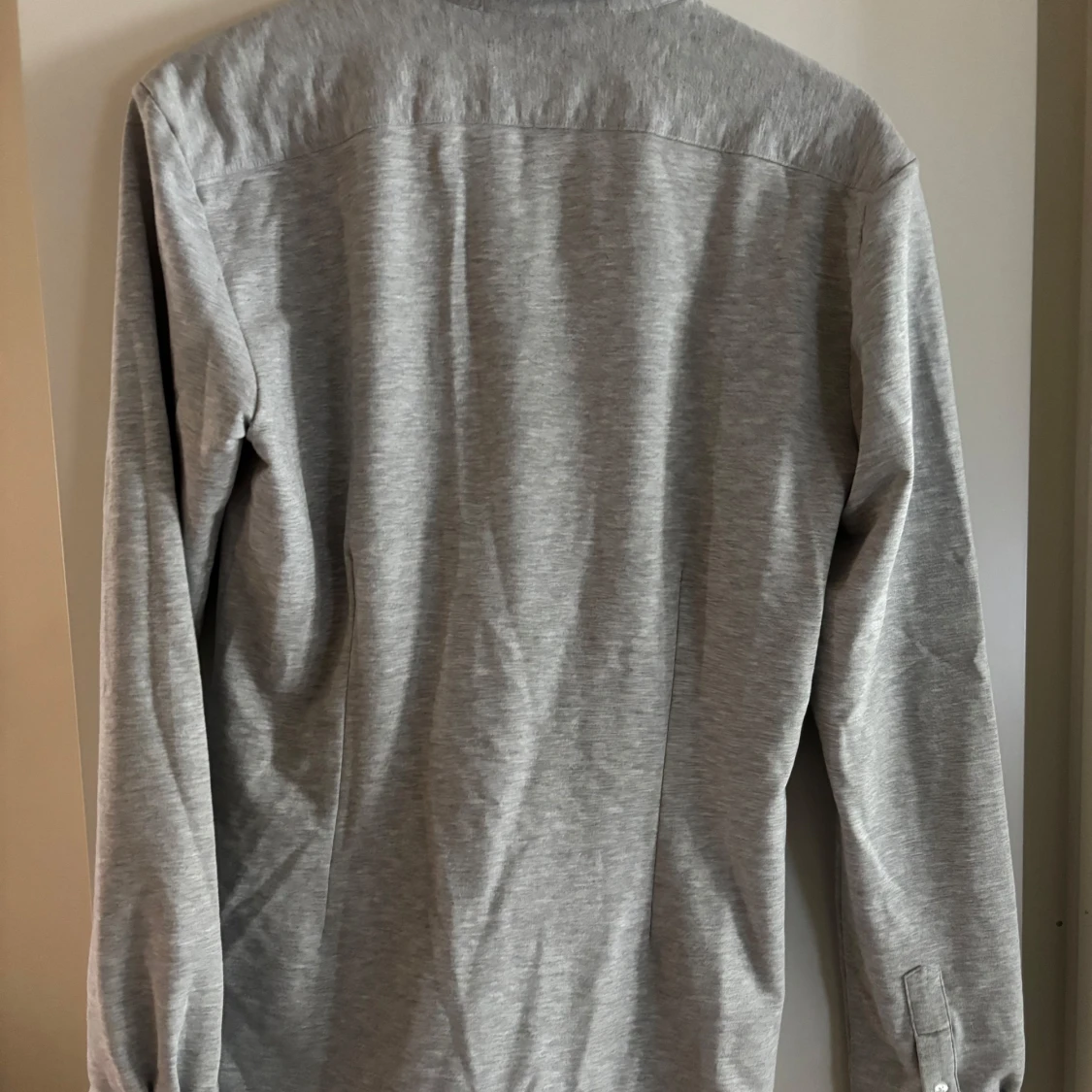 Grå långärmad pikétröja med dragkedja - 1