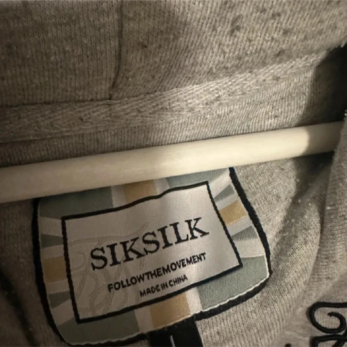 Grå hoodie från SikSilk - 1