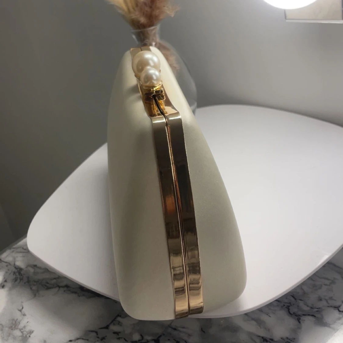 Vit kuvertväska med pärldetalj - 2