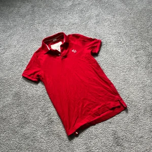 Abercrombie & Fitch pikétröja - Tjena, säljer denna snygga pikétröjan från Abercrombie & Fitch. Skicket är väldigt bra (inga defekter). Frågor? Hör av dig😉Passa på!