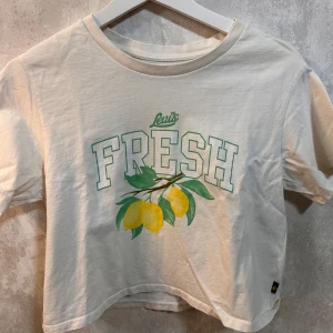 Levis tshirt  - Snygg Levis magtröja🍋xs/s
