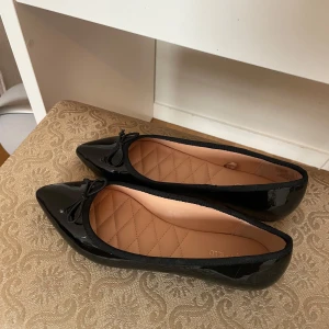 Ballerinaskor  - Storlek 39. Helt oanvända köpta på Zalando för 339kr