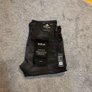 Replay anbass - Säljer dessa sprillans nya mörkgråa replay jeans då dom var lite för stora. Aldrig använda skick 10/10. Storlek W30 L32. Bara att skriva vid frågor eller funderingar. Vid snabb affär kan priset självklart diskuteras.