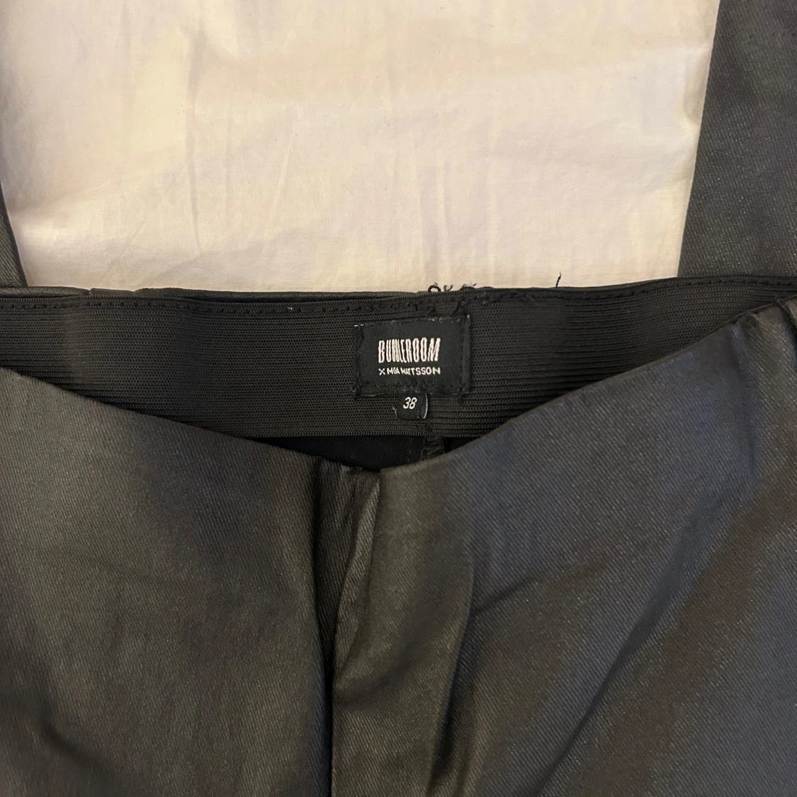 Svarta ”läder” byxor från Bubbleroom x Moa Mattsson - 4