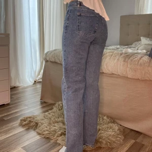 Blå raka jeans från Madlady - Säljer ett par klassiska blå jeans från Madlady i rak modell. Jeansen har normal passform och låg midja. Perfekta till vardags och lätta att matcha med olika toppar.💕Byxorna har inte använts. (Jag är 1,69cm) EU36/reg motsvarar S/165/170cm