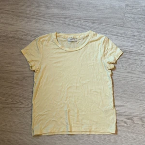 Ljusgul tshirt  - Jätte gullig gul tshirt, jättefin till sommaren 💛💛storlek xs 