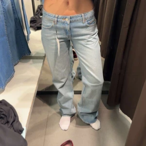 Ljusblå raka jeans - Säljer ett par ljusblå jeans med normal passform och raka ben. Klassisk femficksmodell med knapp och dragkedja framtill. Perfekta till vardags och lätta att matcha med olika toppar.