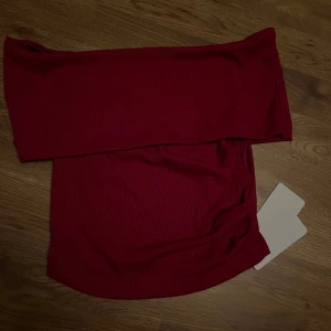 Röd topp - Superfin topp, aldrig använd