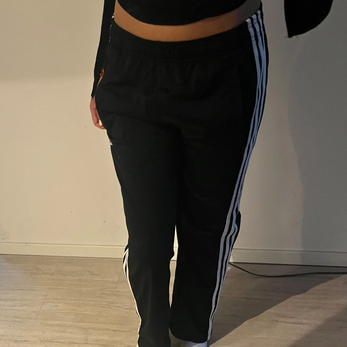 Svarta träningsbyxor från Adidas med vita ränder