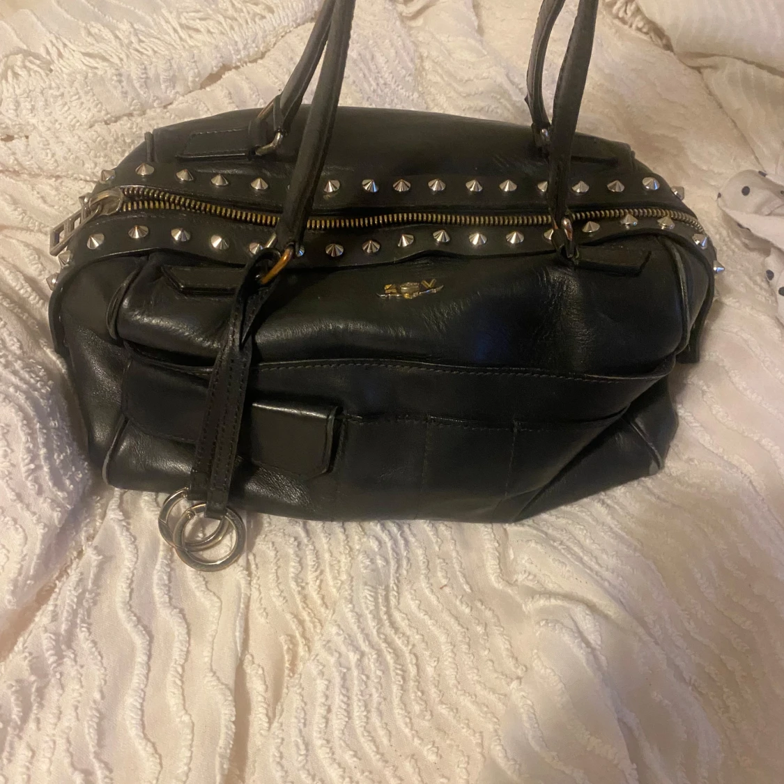 Svart handväska med nitar från Zadig & Voltaire - 1