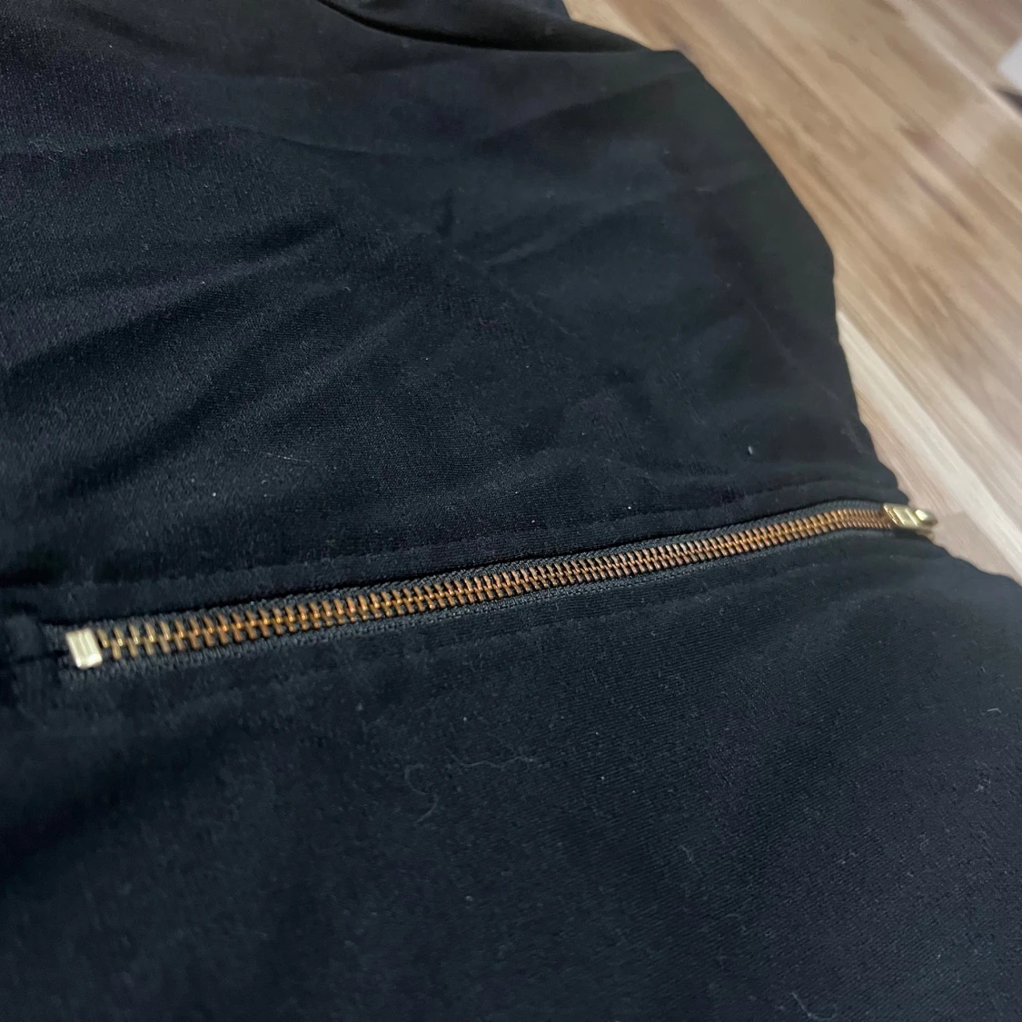 Svart klänning med dragkedja - 1