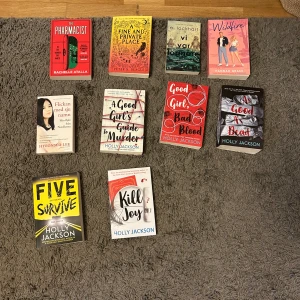 Bokpaket med spännande romaner och thrillers - Säljer ett paket med tio böcker, bland annat 'The Pharmacist', 'A Good Girl's Guide to Murder'-serien av Holly Jackson, 'Five Survive', 'Kill Joy', 'Vi var vargar', 'Wildfire' och fler. Blandade omslag i färger som rött, gult, svart och vitt. Perfekt för dig som gillar spänning och mysterier. Säljer alla var för sig. Kan skicka fler bilder efter förfrågan. De är endast lästa en gång !säljer allla var för sig!