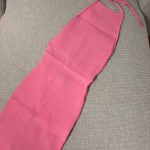 Rosa ribbad kortklänning från Bershka - Säljer en rosa ribbad kortklänning från Bershka. Klänningen har smala axelband och är figurnära med en enkel, stilren design. Perfekt för dig som gillar färg och vill ha något bekvämt men snyggt.