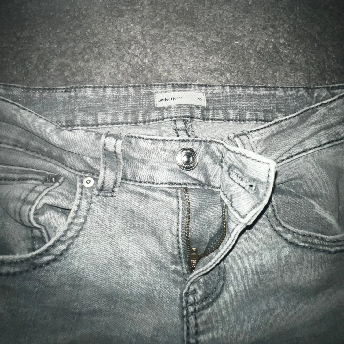 Grå bootcut jeans från ginna( Perfect Jeans) - 1