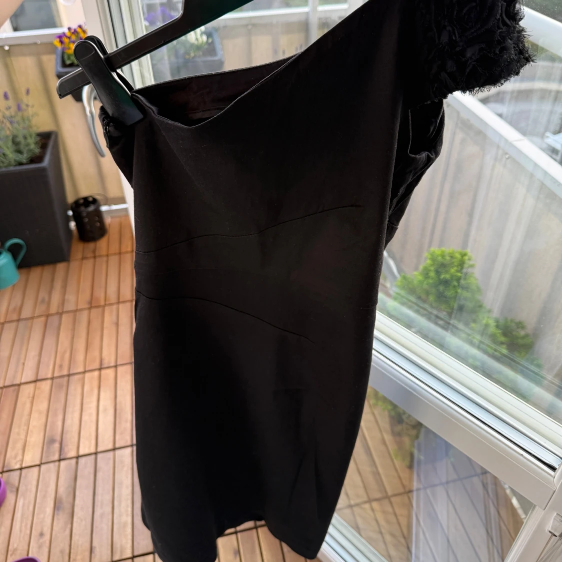 Svart oneshoulder klänning med volangdetalj - 2