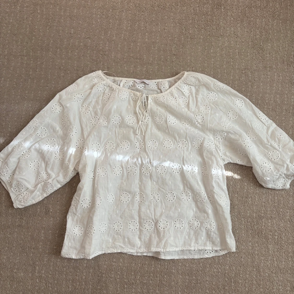 Vit blus med broderade detaljer från LC Waikiki