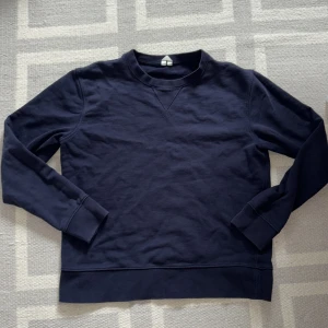 Mörkblå sweatshirt - En enkel och stilren mörkblå sweatshirt från arket