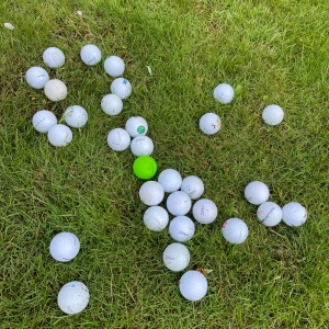 31 Titleist golfbollar – blandade modeller i bra skick. - Säljer 31 begagnade Titleist golfbollar i blandade modeller, dock inga Pro V1 eller Pro V1x. Bollarna är i bra spelbart skick – utan sprickor eller större skador. Perfekta för dig som vill fylla på bagen med kvalitetsbollar till ett bra pris.