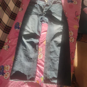 Raka jeans  - Nya högmidjade jeans, de är använda en gång och är i ett mycket bra skick. 