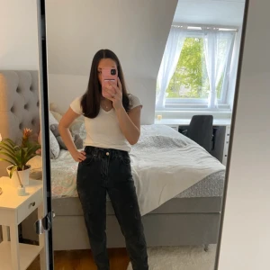 Svarta jeansbyxor från Perfect Jeans - Säljer ett par svarta jeansbyxor från Perfect Jeans med hög midja och avslappnad passform. Byxorna har klassisk femficksdesign och raka ben. Perfekta till många olika outfits och enkla att matcha.