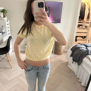 Gul fin stickad t-shirt från Zara - As snygg topp från Zara. Kortärmad fin stickad tröja i gul. Använd 1 gång. 