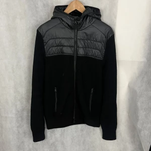 Ralph Lauren cardigan  - Riktigt soft raffe cardigan i merinoull. Storlek M, riktigt fint skick. Modellen är 185.