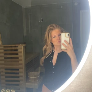 Svart kofta från H&M💞 - Säljer en svart kofta från H&M med snygga knappar. Koftan har korta armar och en klassisk, enkel design som passar till mycket!! Passar perfekt som den är eller med till exempel ett linne under!!💓