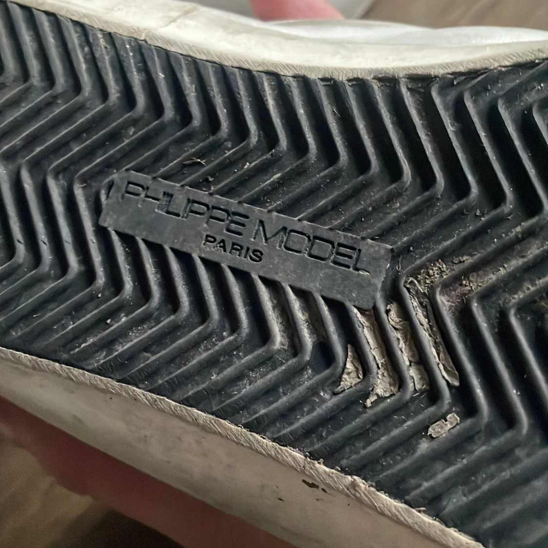 Vita sneakers från Philippe Model med grå detaljer - 4