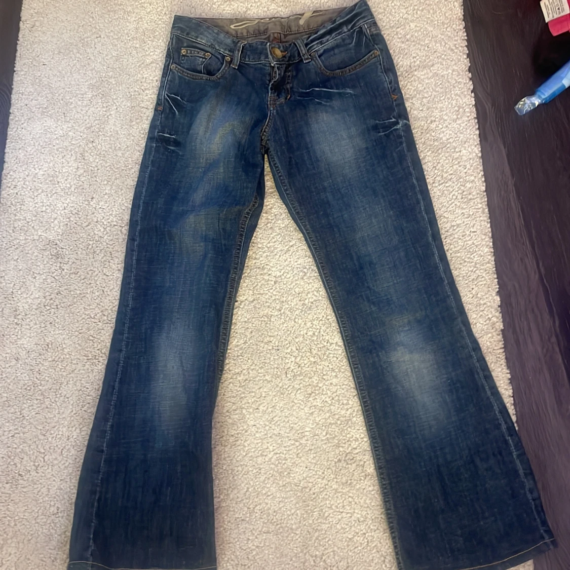 Blå jeansbyxor från Seven7 med strasstenar