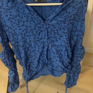 Blå somrig blus med dragsko från Zara  - Använd några fåtal gånger