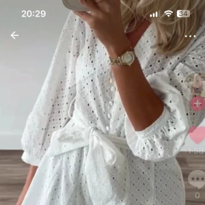 Söker denna vita klänning från Zara - Söker denna klänning från Zara 