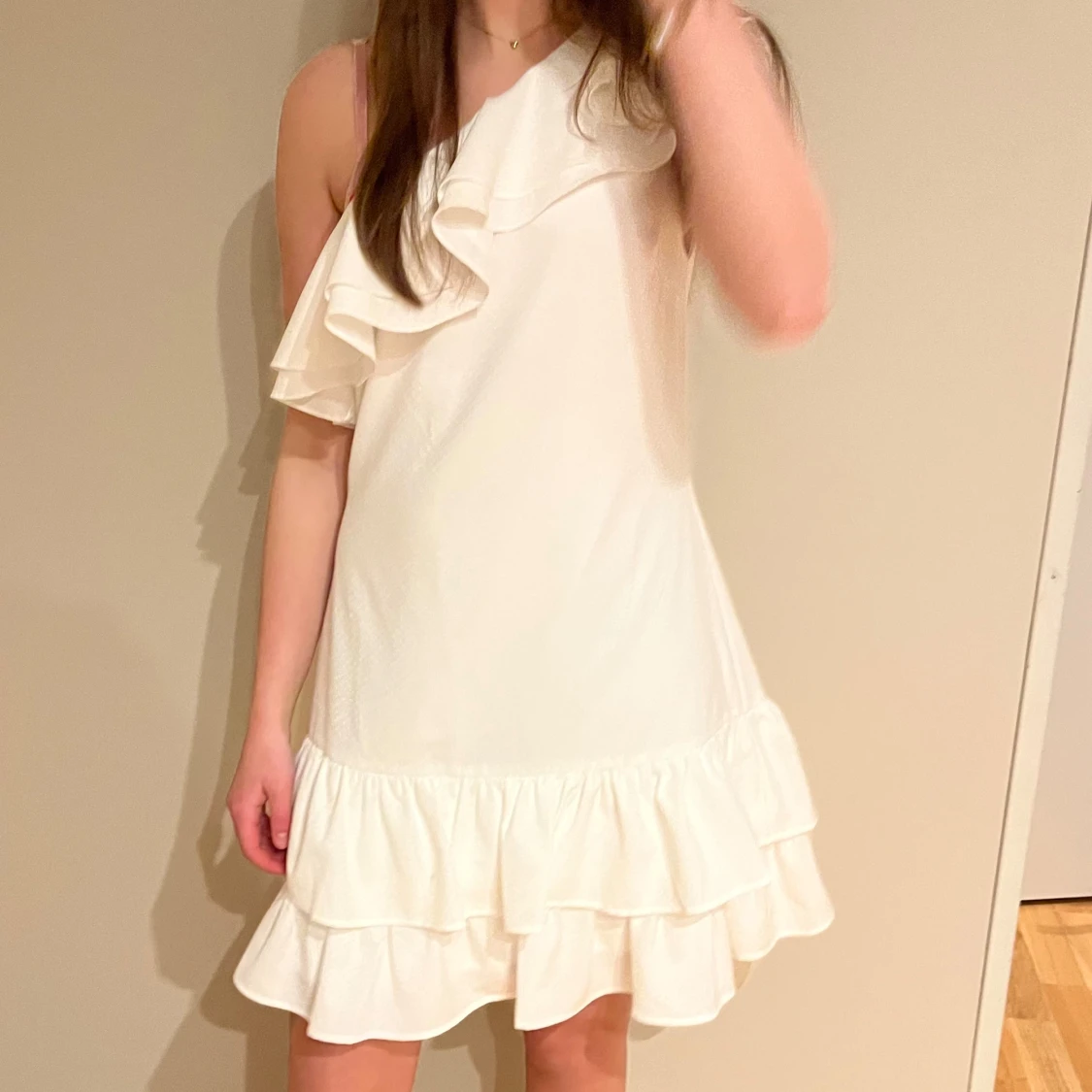 Vit oneshoulderklänning med volang - 2