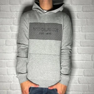 Grå hoodie från Woolrich - –  Skick: 8/10  –  Nypris: 3000+  Modellen på bilden är 178 cm lång väger 67kg
