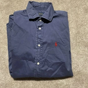 Ralph Lauren Skjorta - Säljer nu denna feta mörkblå Ralph Lauren skjorta i relaxed fit | Skick 8/10, inga flaws | Storleken är 4, fits S/M | Bara att skriva vid frågor