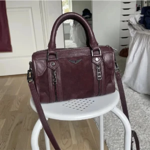 Vinröd Zadig Voltaire väska - Säljer min favorit väska! Så snygg och säljs inte längre💕💕pris kan diskuteras vid snabb affär 