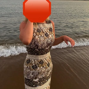 Mönstrad långklänning med hög hals - En långklänning  med figurnära passform!! Passar S ev M