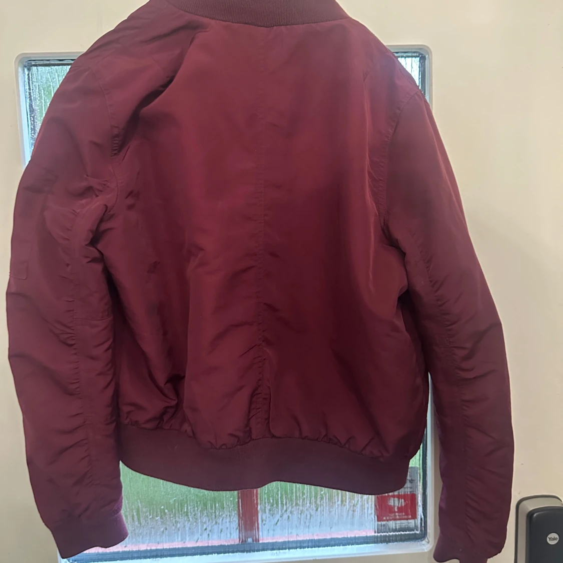 Vinröd bomberjacka från stradivarius  - 2