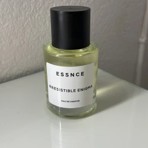 Essnce parfym Irresistible Enigma  -  Parfymen heter Irresistible Enigma och är från Essnce. Endas testad. 