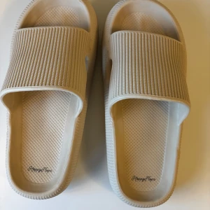 Happy Flops - Säljer ett par beige Happy Flopps i strl 40-41