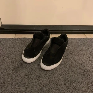Arigato laceless 360 - Säljer ett par Arigato laceless 360 Skorna har en enkel och stilren design utan snörning, perfekt för en avslappnad look. Passar till många olika outfits och är lätta att ta på och av. Finns ej box