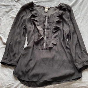 Blus med fins mönster i svart - En superfin blus som inte kommer till användning! Mesh tyg och sitter superfint på rätt stolek! Köparen står för frakt! 💗