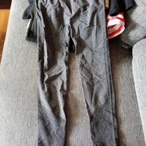 Mörkgrå sömlösa tights från H&M stl S/m - Mörkgrå sömlösa tights från H&M med hög midja och stretchigt material. Perfekta för träning eller chill. Tightsen har en diskret struktur och bred linning för extra komfort.