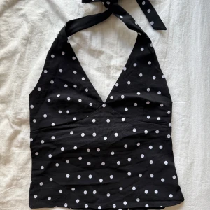 Svart prickig halterneck topp Pull&Bear - Svart halterneck topp från Pull&Bear. Användt sparsamt, inga defekter. 🤍🤍🤍