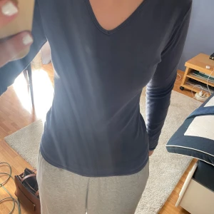 Mörkblå långärmad v-ringad tröja - mörkblå långärmad tröja med v-ringning från intense💕