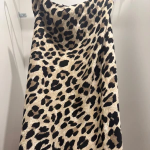 Leopardmönstrad kjol från JLS - Snygg leopardmönstrad långkjol från JLS i beige och svart. Kjolen har en glansig finish och är i ett mjukt, följsamt, lyxigt material. Sitter sjukt fint på!🐆🧡kontakta mig gärna gällande frågor & om bild på hur dom sitter på!💗