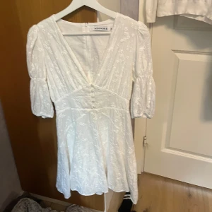 Adoore klänning  - Säljer denna söta adoore klänningen i storlek 36 ☺️ andvänd ett fåtal gånger och inga defekter. Säljer pågrund av att den är för liten 🌸😊💗