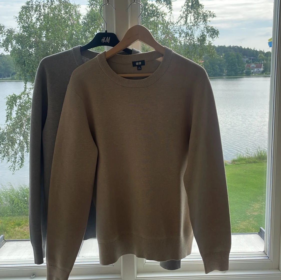 Beige och grå stickad tröja ifrån uniqlo 1 för 400 2 för 750